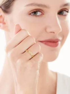 Złoty pierścionek z cyrkoniami