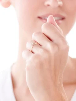 Złoty pierścionek z cyrkonią