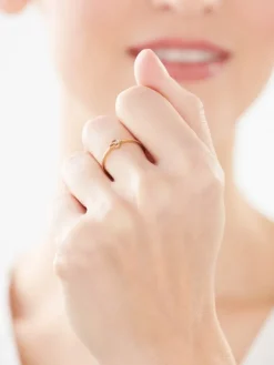 Złoty pierścionek z cyrkonią