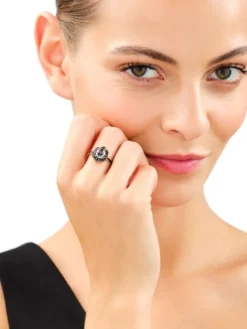 Złoty pierścionek z cyrkoniami