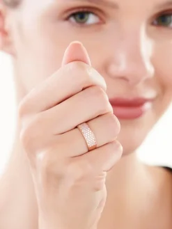 Złoty pierścionek z cyrkoniami