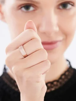 Złoty pierścionek z cyrkoniami