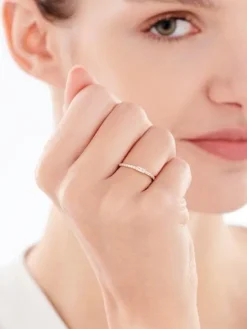 Złoty pierścionek z cyrkoniami