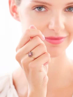 Złoty pierścionek z cyrkoniami