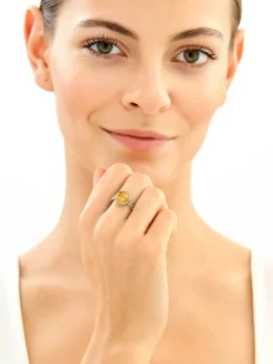 Złoty pierścionek z cyrkonią