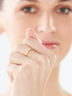 Złoty pierścionek z cyrkonią