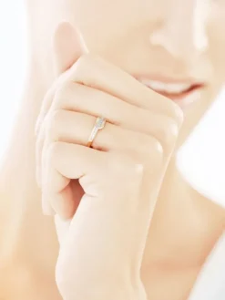 Złoty pierścionek z cyrkoniami