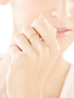 Złoty pierścionek z cyrkoniami