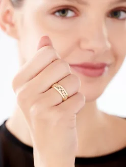 Złoty pierścionek z cyrkoniami