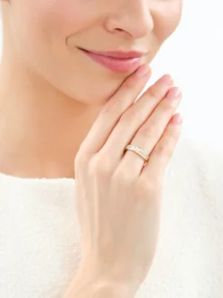 Złoty pierścionek z cyrkoniami