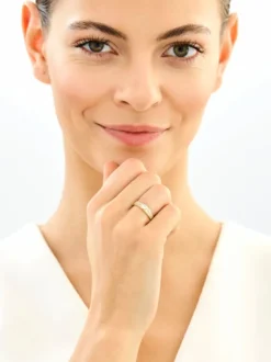 Złoty pierścionek z cyrkoniami