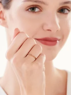 Złoty pierścionek z cyrkoniami