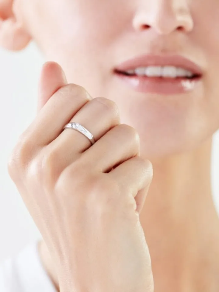 Złoty pierścionek z cyrkonią