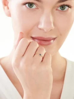 Złoty pierścionek z cyrkonią