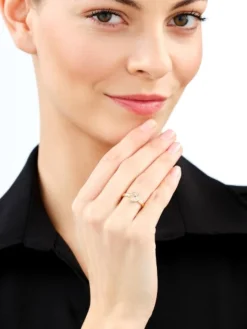 Złoty pierścionek z cyrkoniami