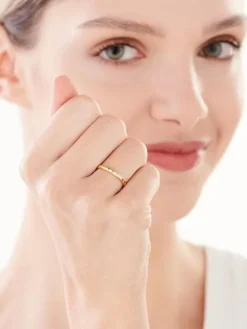 Złoty pierścionek z cyrkoniami