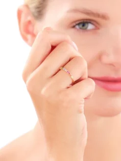 Złoty pierścionek z cyrkoniami