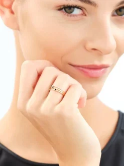 Złoty pierścionek z cyrkoniami