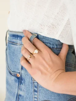 Złoty pierścionek z cyrkonią