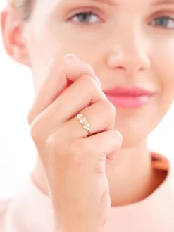 Złoty pierścionek z cyrkoniami