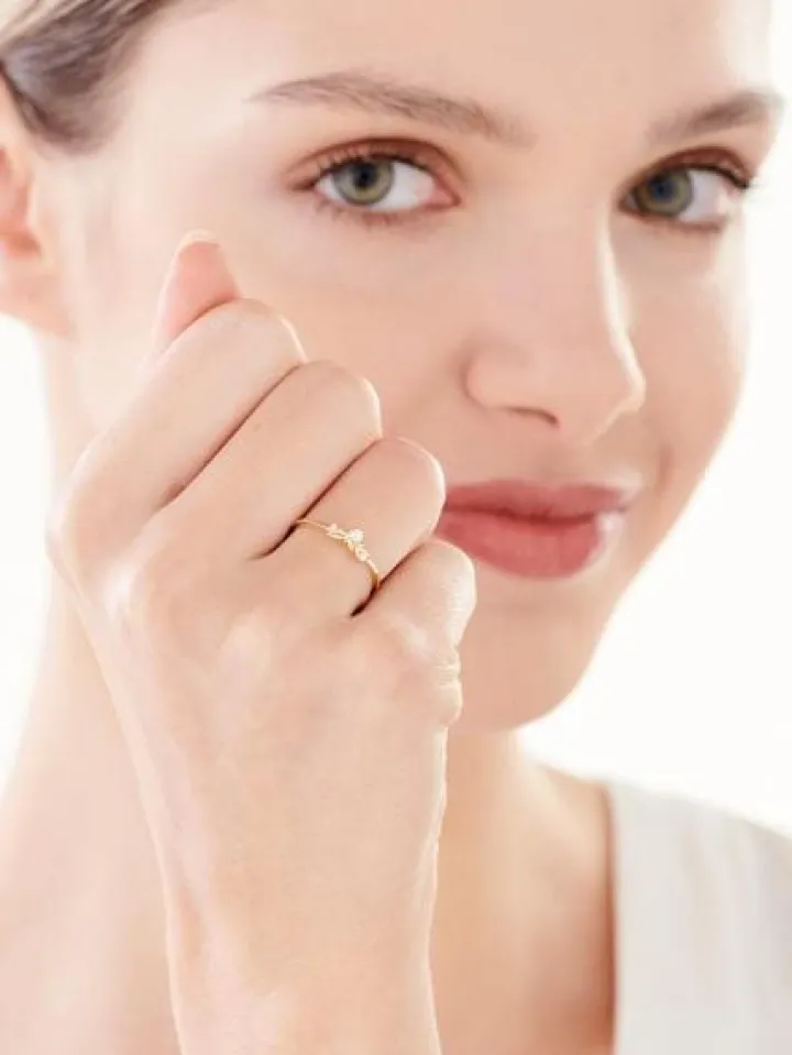 Złoty pierścionek z cyrkoniami