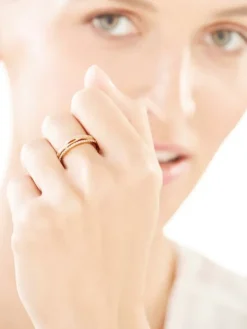 Złoty pierścionek z cyrkoniami