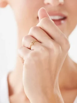 Złoty pierścionek z cyrkoniami