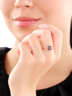 Złoty pierścionek z cyrkoniami