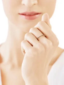 Złoty pierścionek z cyrkoniami