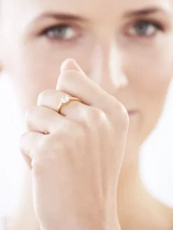 Złoty pierścionek z cyrkonią