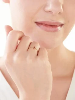 Złoty pierścionek z cyrkonią