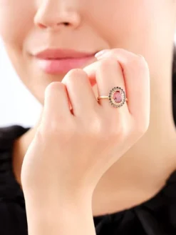 Złoty pierścionek z cyrkoniami