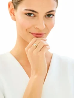 Złoty pierścionek z cyrkoniami