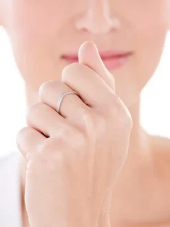 Złoty pierścionek z cyrkoniami