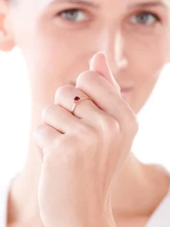 Złoty pierścionek z cyrkonią