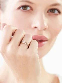 Złoty pierścionek z cyrkonią