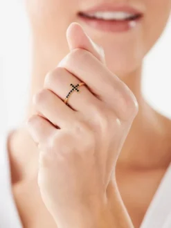Złoty pierścionek z cyrkoniami - krzyż