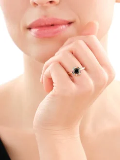 Złoty pierścionek z cyrkoniami