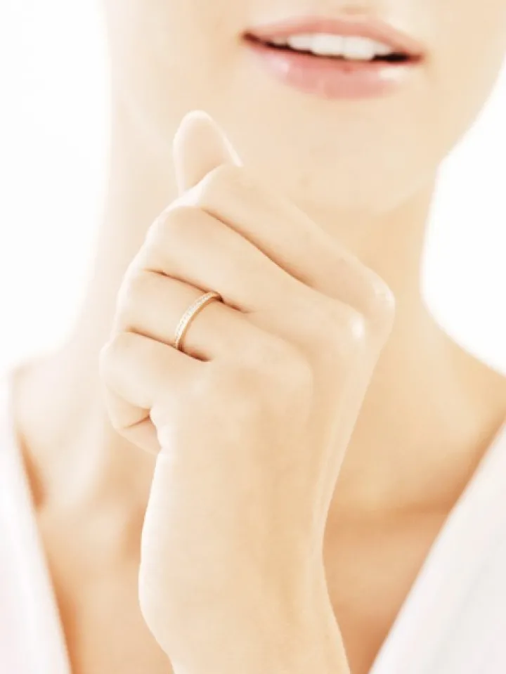 Złoty pierścionek z cyrkoniami