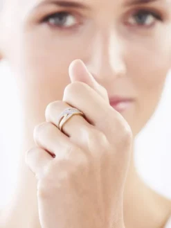 Złoty pierścionek z cyrkoniami