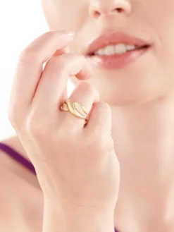 Złoty pierścionek z cyrkoniami