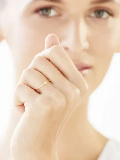 Złoty pierścionek z cyrkonią