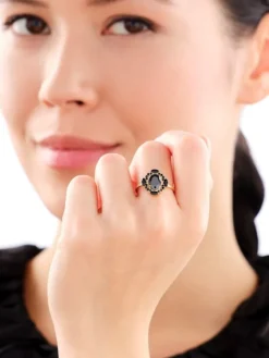 Złoty pierścionek z cyrkoniami