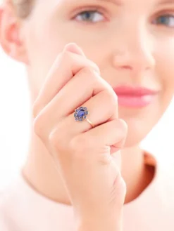 Złoty pierścionek z cyrkoniami