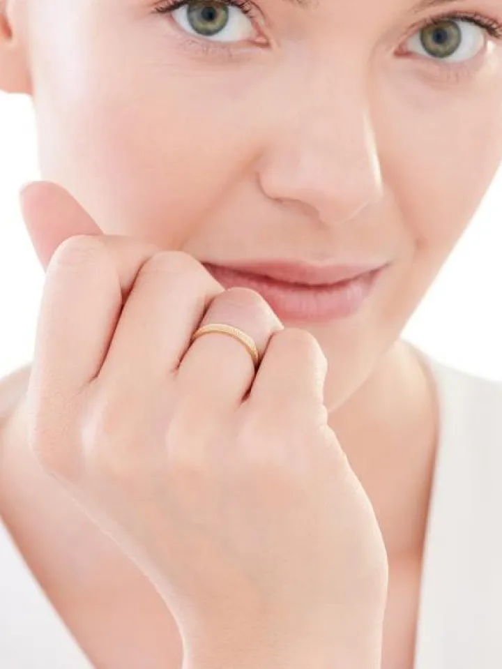 Złoty pierścionek z cyrkoniami