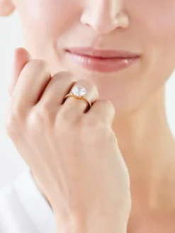 Złoty pierścionek z cyrkoniami