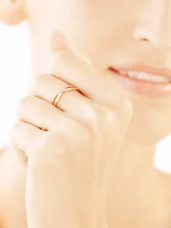 Złoty pierścionek z cyrkoniami