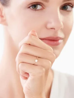 Złoty pierścionek z cyrkonią