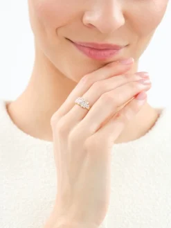 Złoty pierścionek z cyrkoniami