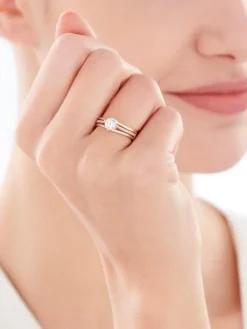 Złoty pierścionek z cyrkoniami